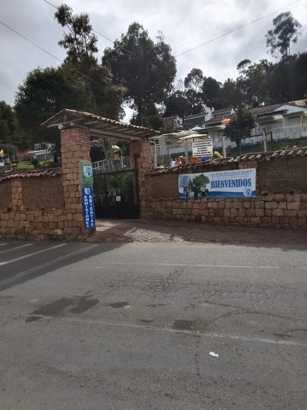 Acceso vehicular y peatonal del Colegio Jonathan Swift