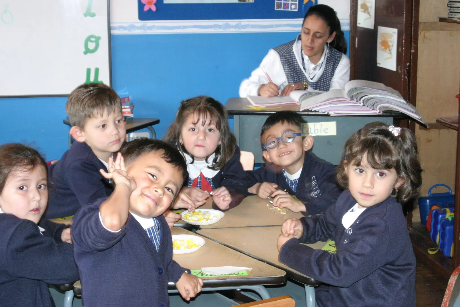 Archivo del colegio: estudiantes de primaria en el aula con su profesora