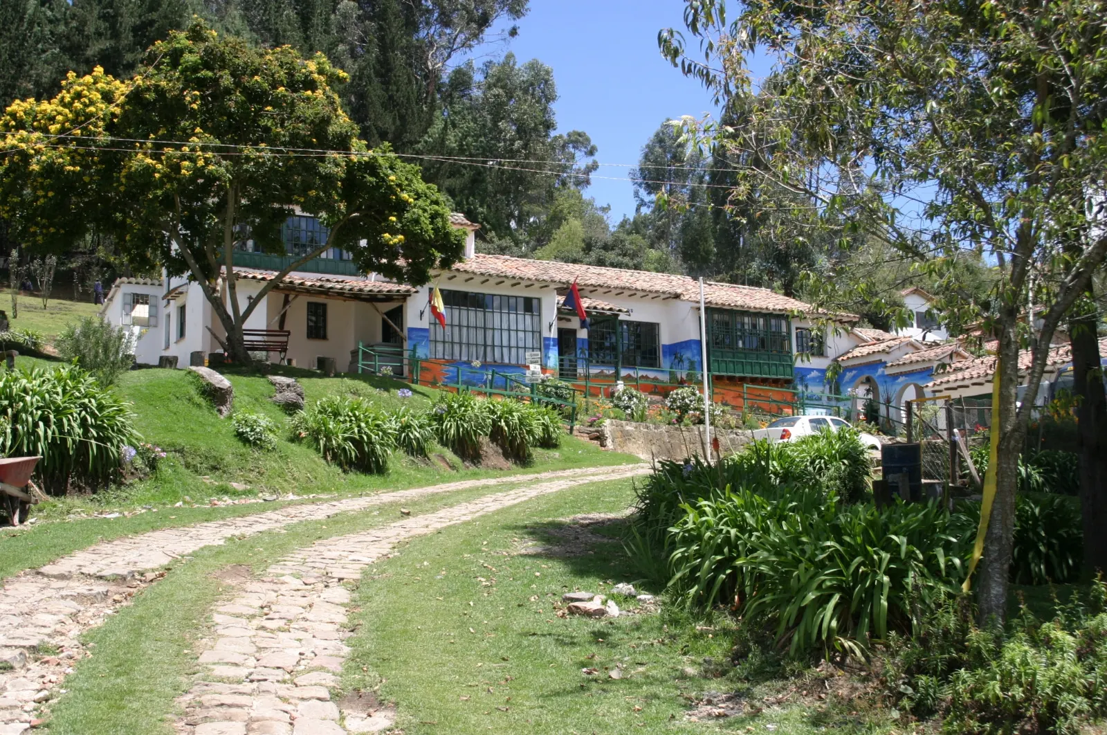 Archivo del colegio: el camino de piedra y los edificios en una época anterior