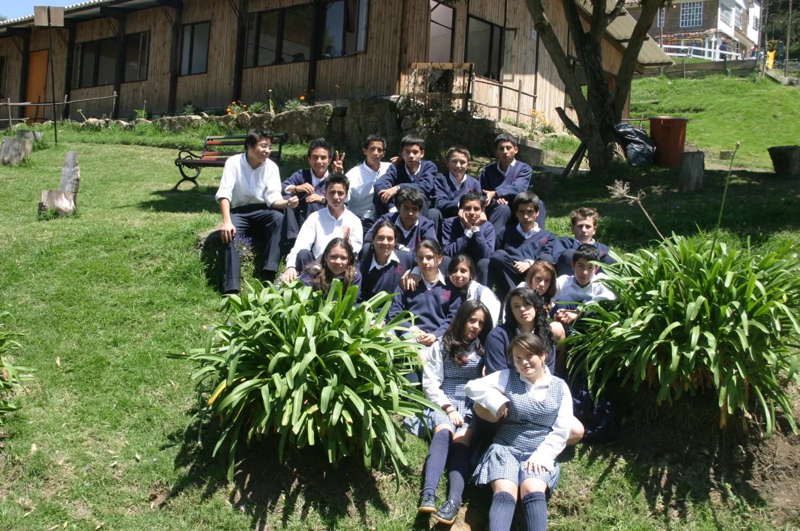 Archivo del colegio: grupo de estudiantes y docentes en el patio