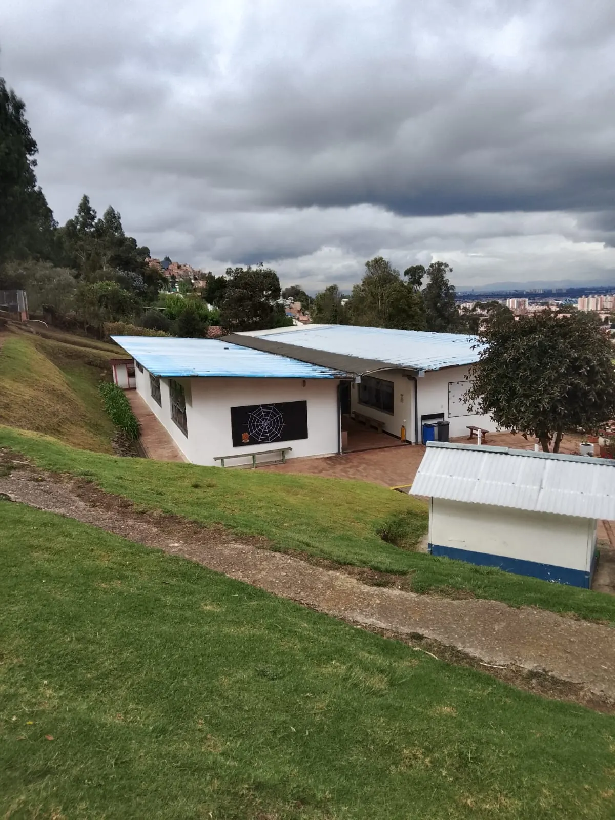 Bloque de aulas del colegio junto a la zona deportiva