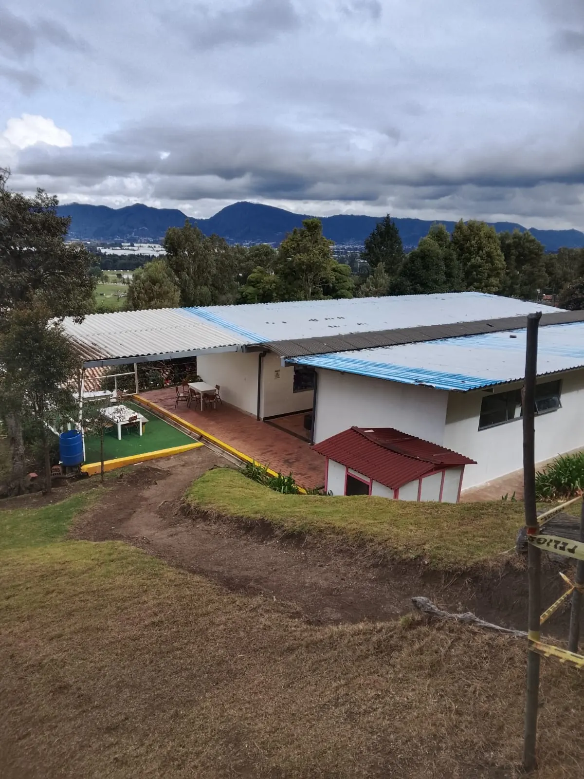 Techos de los edificios del colegio con las montañas de Bogotá al fondo