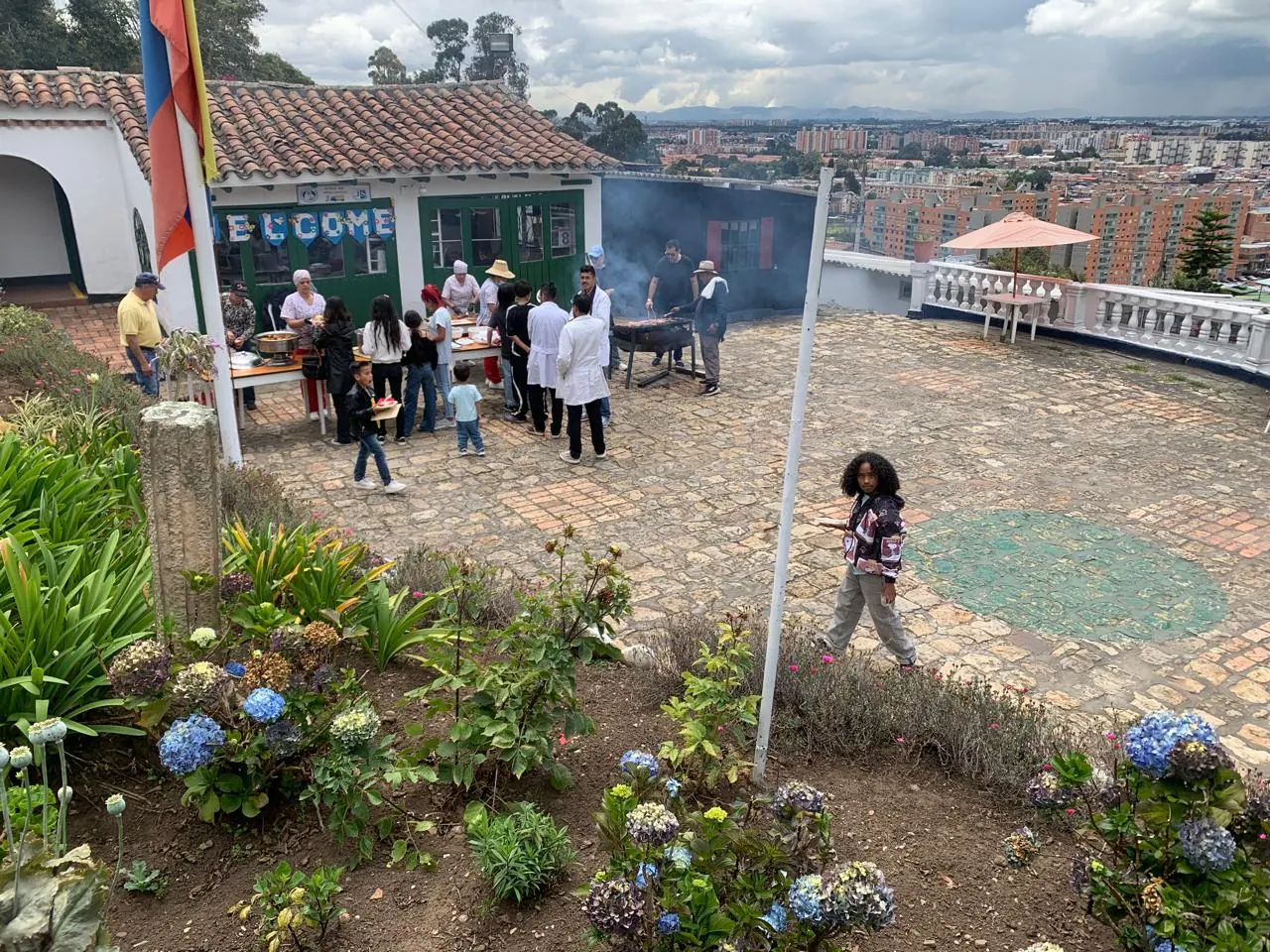 Cancha de fútbol sala del Colegio Jonathan Swift rodeada de jardines