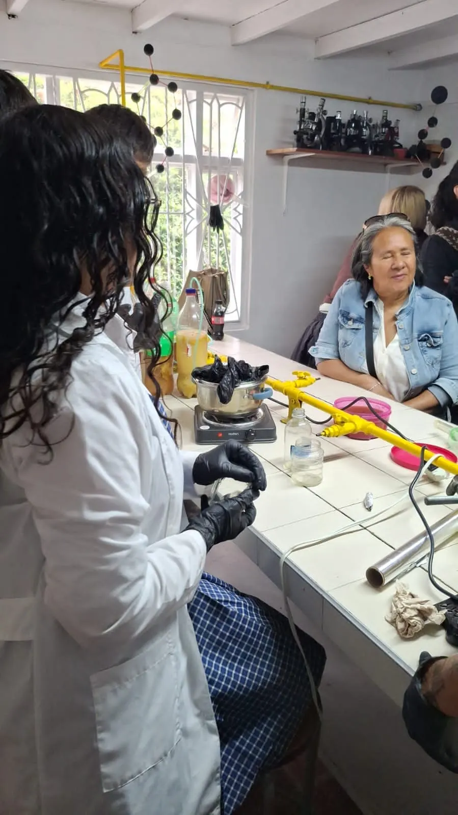 Demostración de un experimento de ciencias a las familias en el Colegio Jonathan Swift