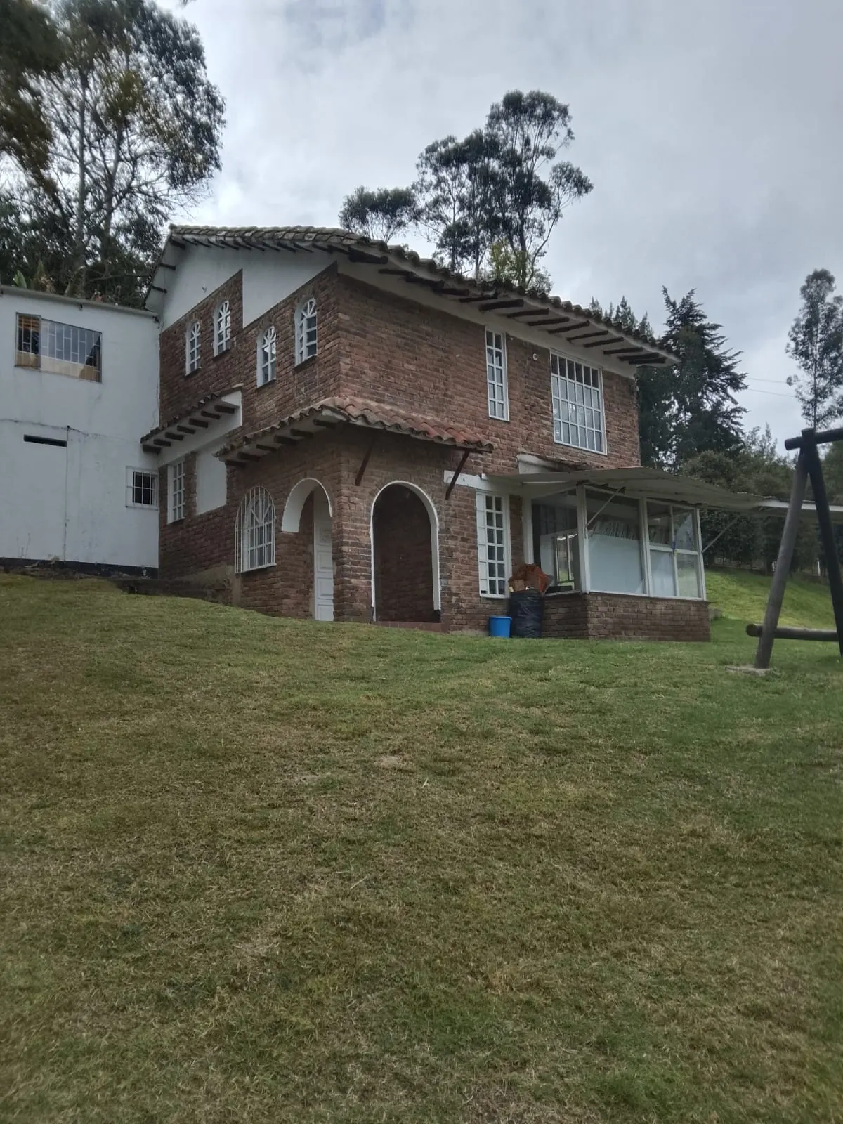 Edificación de ladrillo de dos pisos dentro del predio del colegio