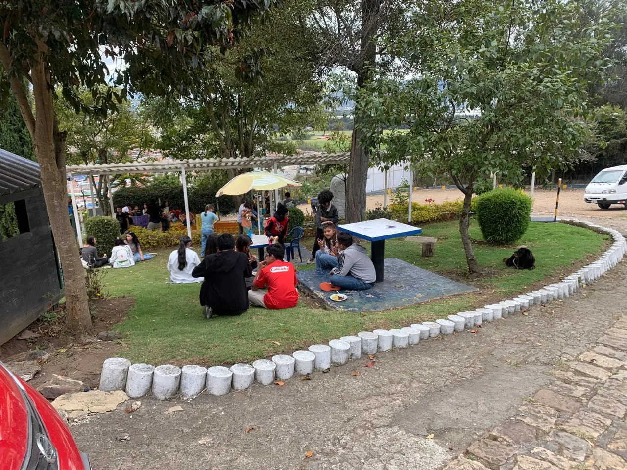 Familias del Colegio Jonathan Swift reunidas bajo una carpa en la zona verde