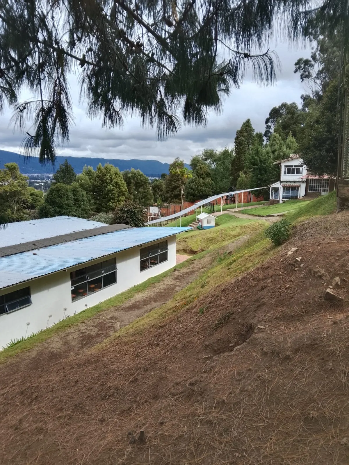 Instalaciones del Colegio Jonathan Swift con la ciudad al fondo