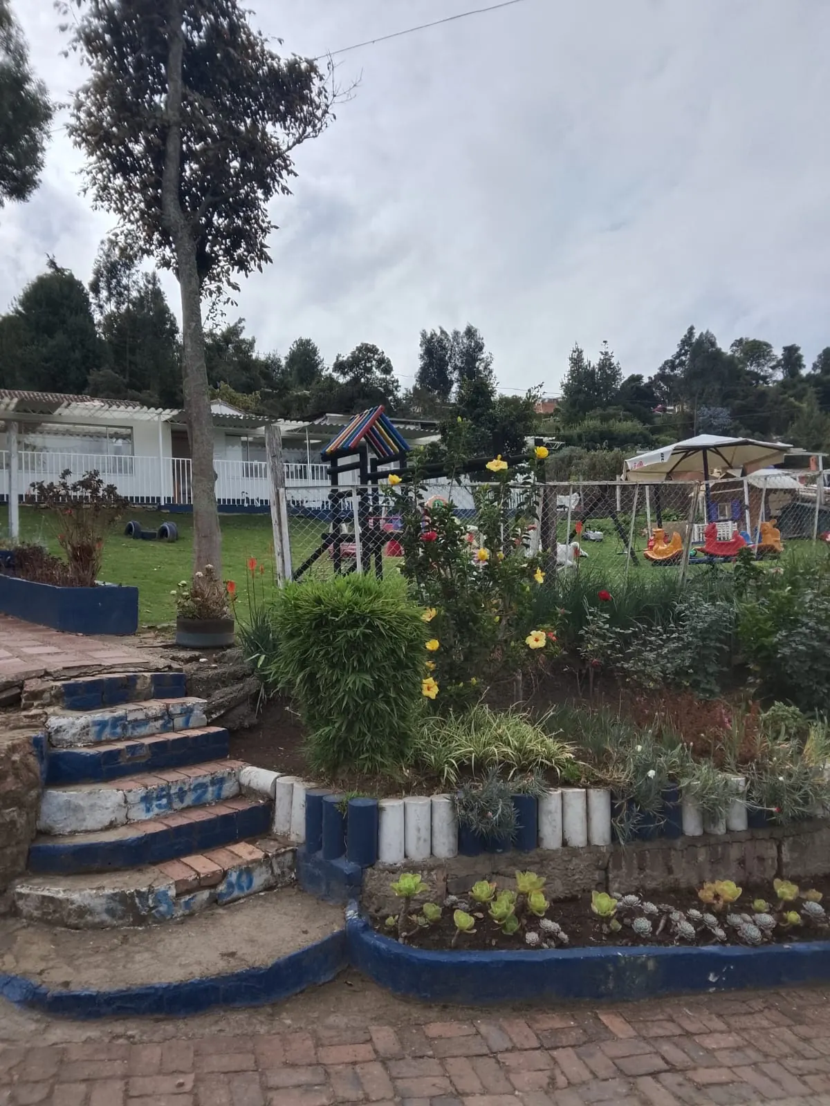 Jardines y materas del Colegio Jonathan Swift en la localidad de Suba
