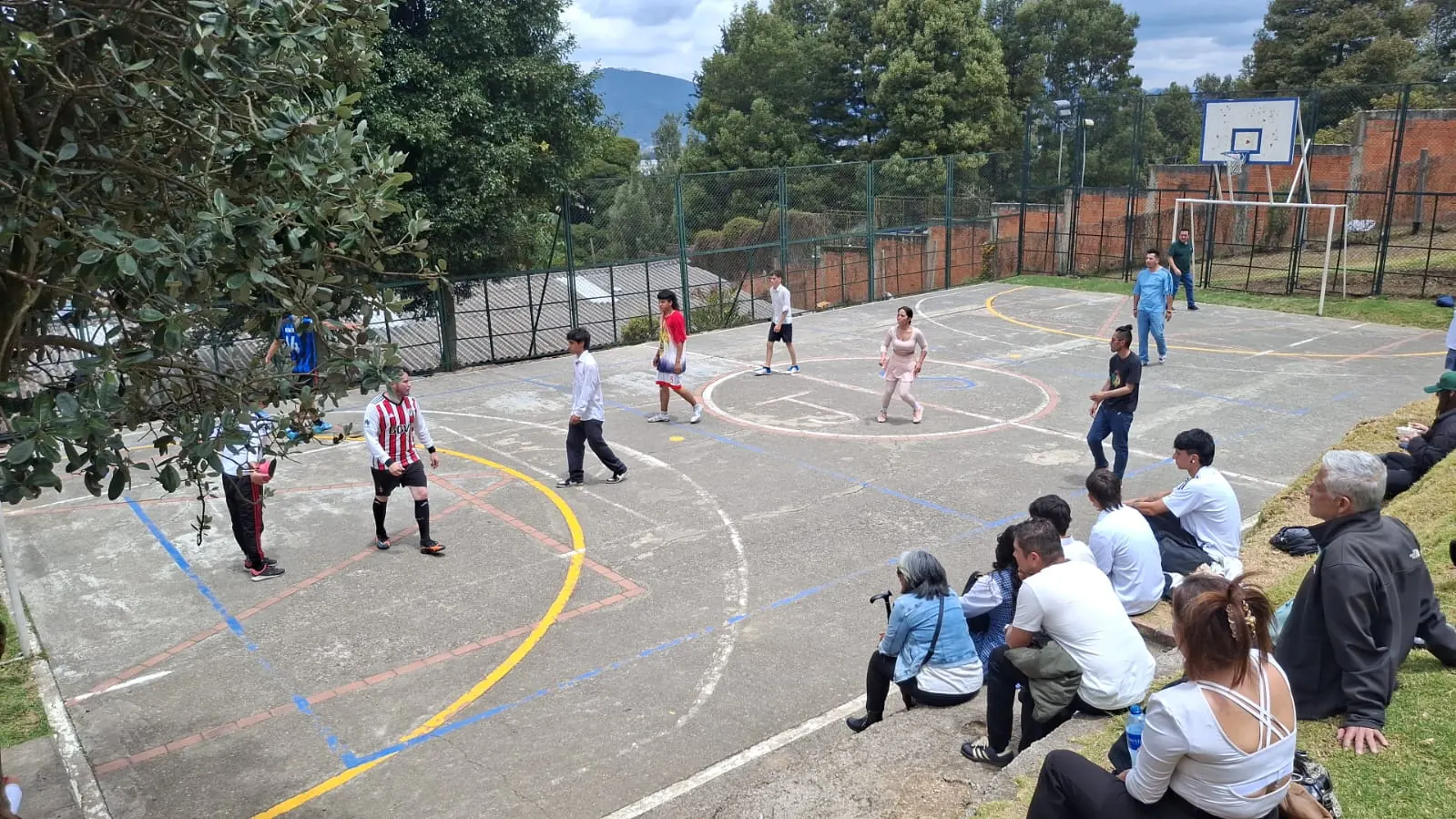 Partido de fútbol de los estudiantes en la cancha del colegio