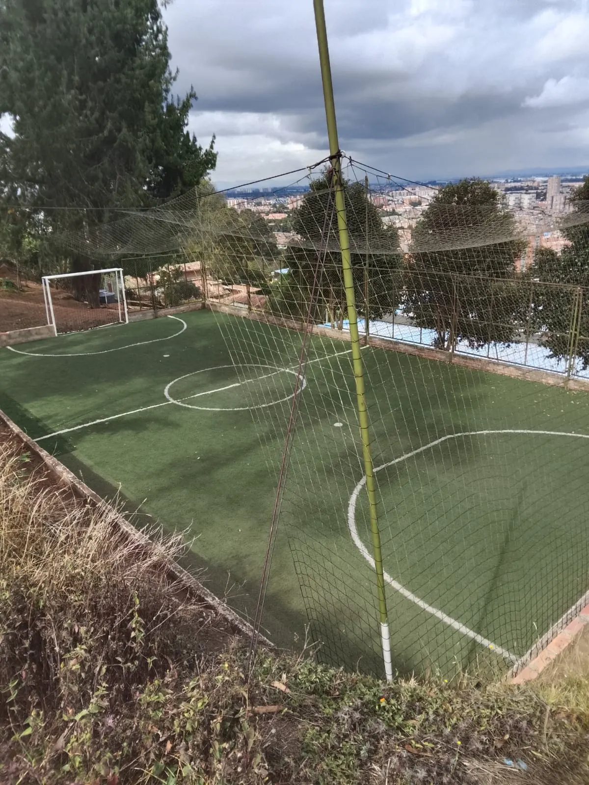 Portería y red del campo de fútbol del Colegio Jonathan Swift