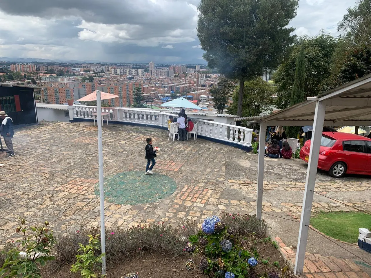 Estudiantes jugando en el patio del Colegio Jonathan Swift, con vista a la ciudad de Bogotá