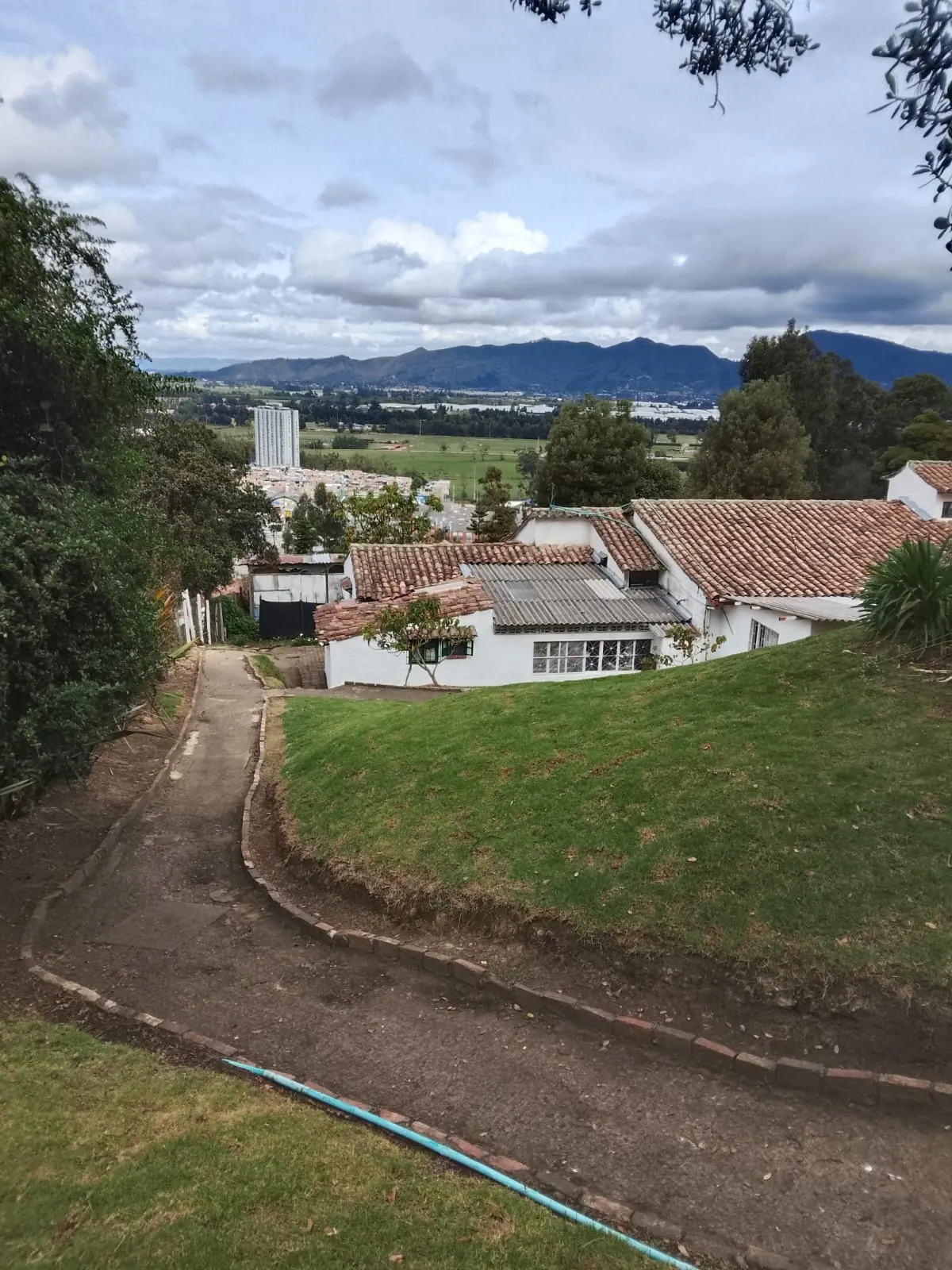 Zonas verdes del Colegio Jonathan Swift con el cerro y las montañas al fondo